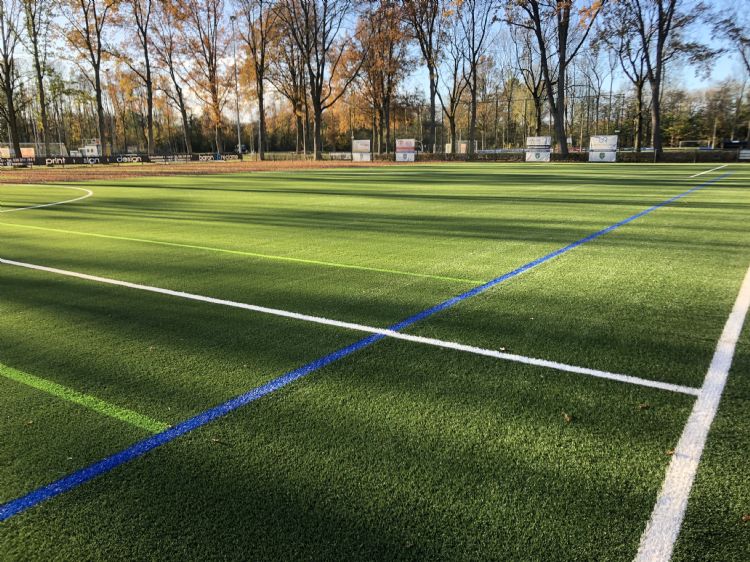 Het pupillenveld van VVJ in Utrecht is gemaakt van 100 procent chemisch gerecycled plastic. (foto: Marcel Bouwmeester) Het pupillenveld van VVJ in Utrecht is gemaakt van 100 procent chemisch gerecycled plastic. (foto: Marcel Bouwmeester)