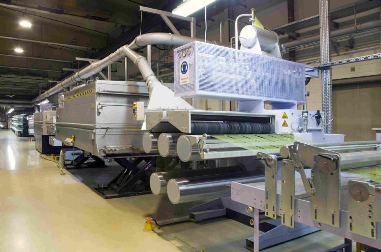 Vanwege de hoge vraag naar kunstgras draaien fabrieken tegenwoordig volcontinu. Vanwege de hoge vraag naar kunstgras draaien fabrieken tegenwoordig volcontinu.