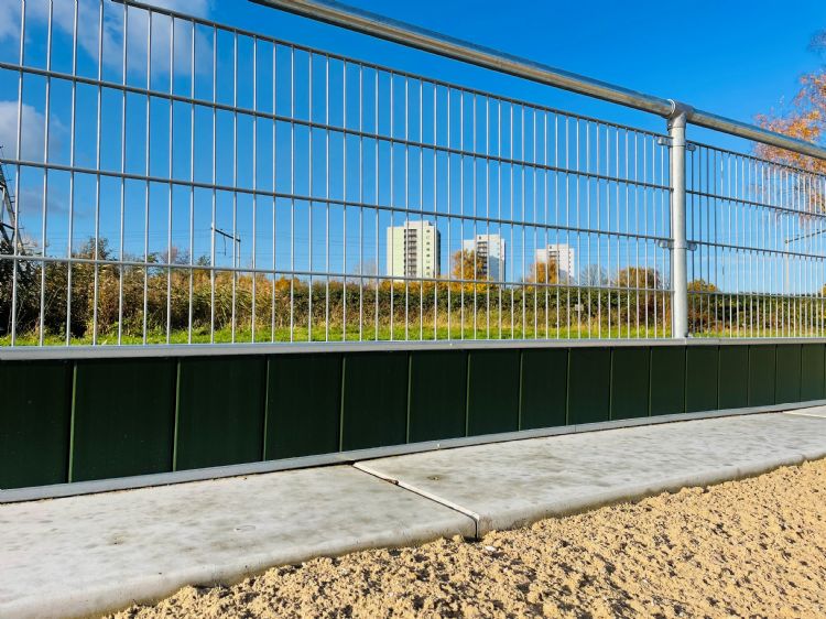Bij het beachveld zijn keerplanken gebruikt om de verspreiding van zand naar de omgeving te voorkomen. Hiermee blijft het zand ook schoner. Bij het beachveld zijn keerplanken gebruikt om de verspreiding van zand naar de omgeving te voorkomen. Hiermee blijft het zand ook schoner.