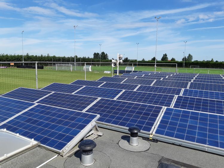 Zonnepanelen op kantinedak (ter illustratie) Zonnepanelen op kantinedak (ter illustratie)