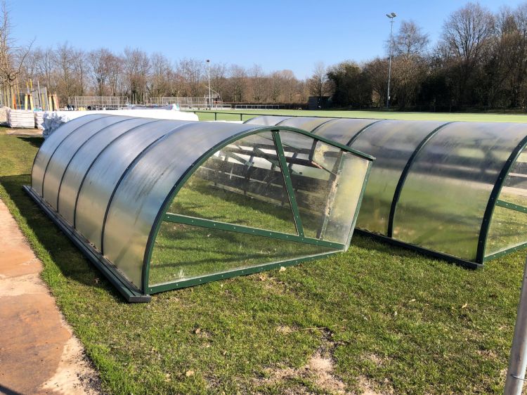 De oude dug-outs zijn hergebruikt. De oude dug-outs zijn hergebruikt.