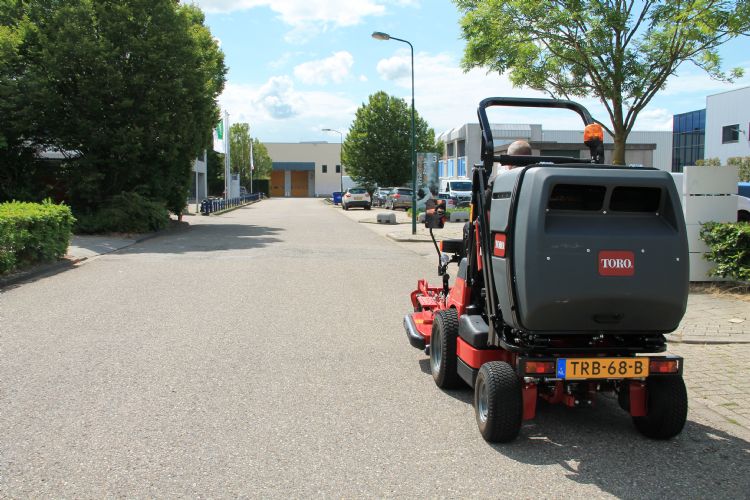 Een tuin- en parkmachine op de openbare weg Een tuin- en parkmachine op de openbare weg