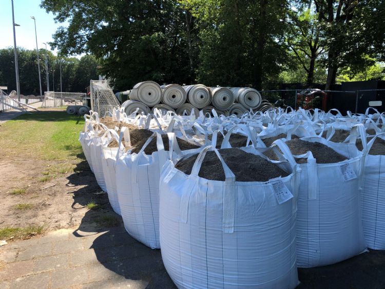 Materiaal ligt te wachten op hergebruik. Materiaal ligt te wachten op hergebruik.