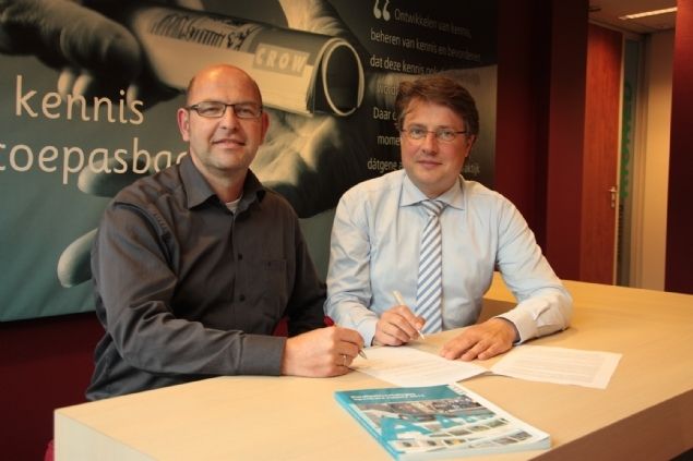 Hans Gageler (eigenaar GRIS CONSULT Gageler, links) en Robert Stuurman (hoofd kenniscluster Beheer Openbare Ruimte en Infrastructuur van CROW, rechts) bij de ondertekening van de overeenkomst voor de uitgave van de Duitse kwaliteitscatalogus Hans Gageler (eigenaar GRIS CONSULT Gageler, links) en Robert Stuurman (hoofd kenniscluster Beheer Openbare Ruimte en Infrastructuur van CROW, rechts) bij de ondertekening van de overeenkomst voor de uitgave van de Duitse kwaliteitscatalogus