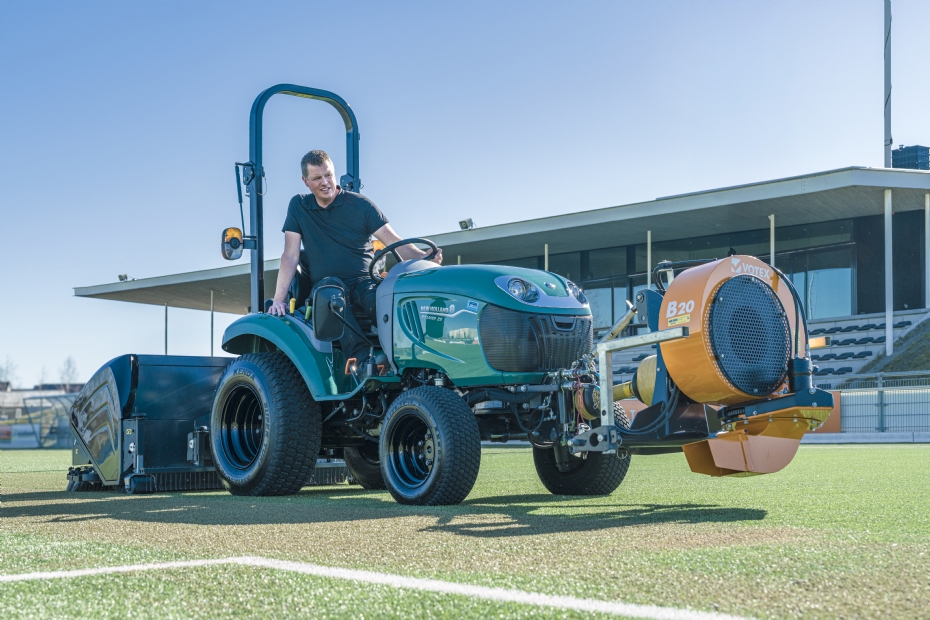 De bladblazer is permanent aan de tractor bevestigd De bladblazer is permanent aan de tractor bevestigd
