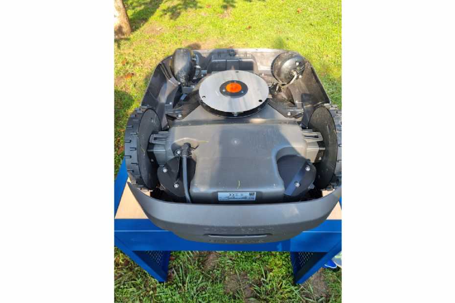 De Automower 540 EPOS van de onderkant gezien. Binnenkort kan Husqvarna's nieuwe AI-gebaseerde Vision-technologie worden gebruikt op alle grote Automower-modellen, vanaf de 540 en hoger (Foto: NWST - vakblad Stad + Groen) De Automower 540 EPOS van de onderkant gezien. Binnenkort kan Husqvarna's nieuwe AI-gebaseerde Vision-technologie worden gebruikt op alle grote Automower-modellen, vanaf de 540 en hoger (Foto: NWST - vakblad Stad + Groen)