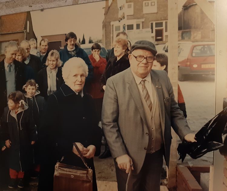 #F Helemaal vooraan Kees jr. (links), Ronnie (rechts). In het midden v.l.n.r.: Co, Joop, Jeroen. Bovenaan: Kees sr.  #H  ‘We concurreren niet met bouwmarkten. We willen onze betrouwbare naam hooghouden’  #O Derde generatie Vos leidt familiebedrijf de mode