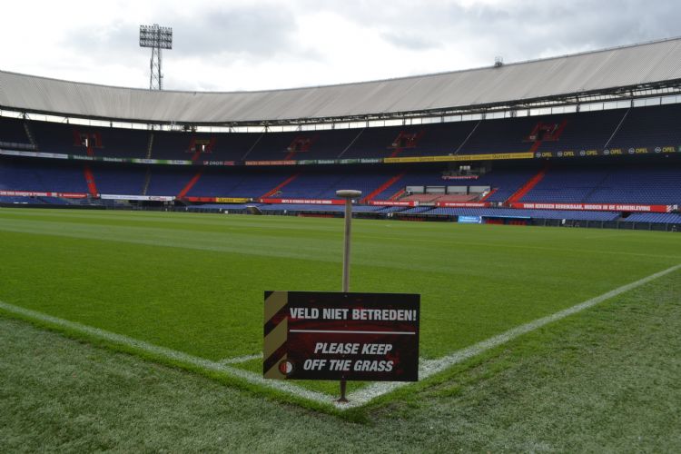 Het gras in De Kuip is heilig. Het gras in De Kuip is heilig.