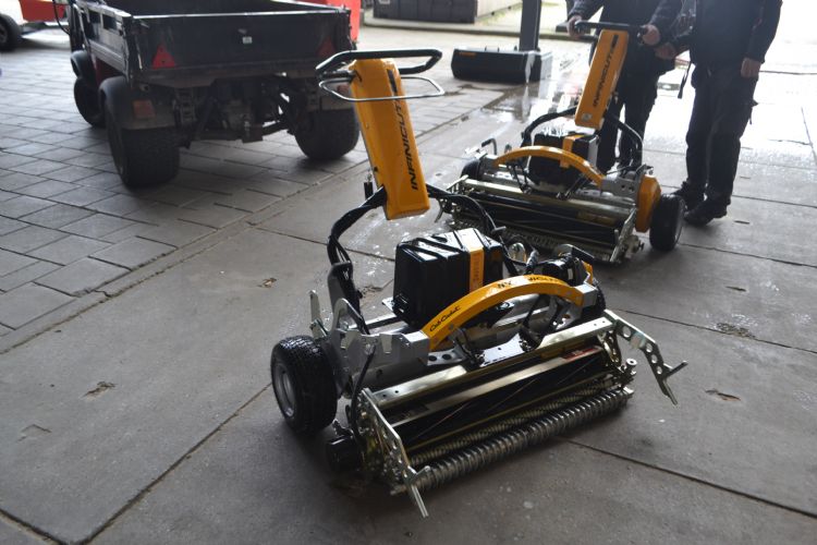 Het grasteam werkt met vier elektrische Infinicuts. Het grasteam werkt met vier elektrische Infinicuts.