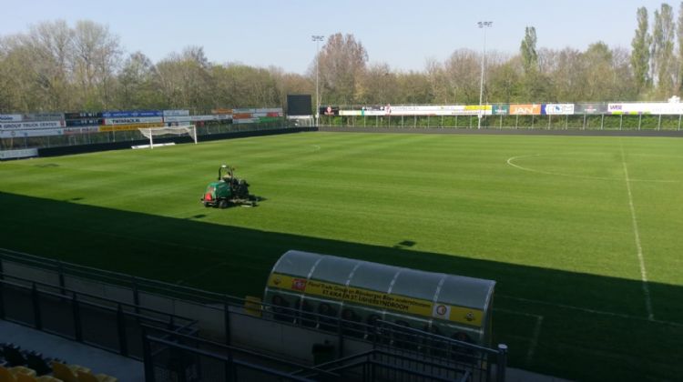Aan het werk op het hoofdveld van Rijnsburgse Boys.