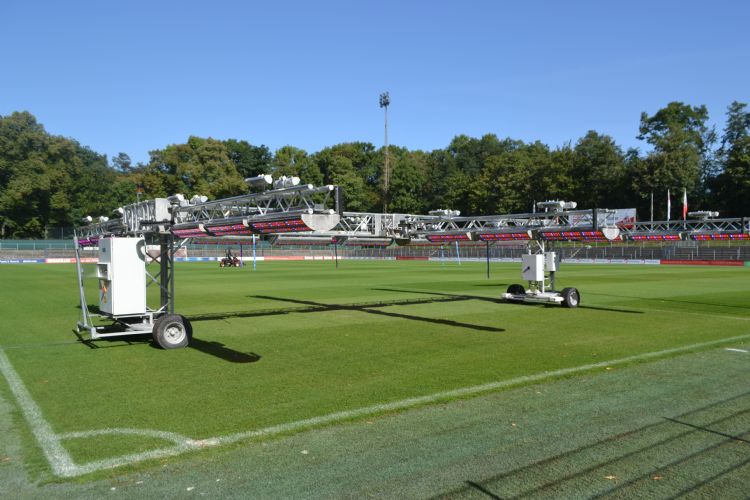 De groeilampen met ledverlichting zijn op een kastje aan het systeem te bedienen. De groeilampen met ledverlichting zijn op een kastje aan het systeem te bedienen.
