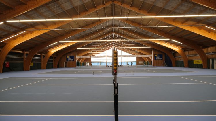 In de tennishal werden vijf Proflex Elite-banen geïnstalleerd. In de tennishal werden vijf Proflex Elite-banen geïnstalleerd.