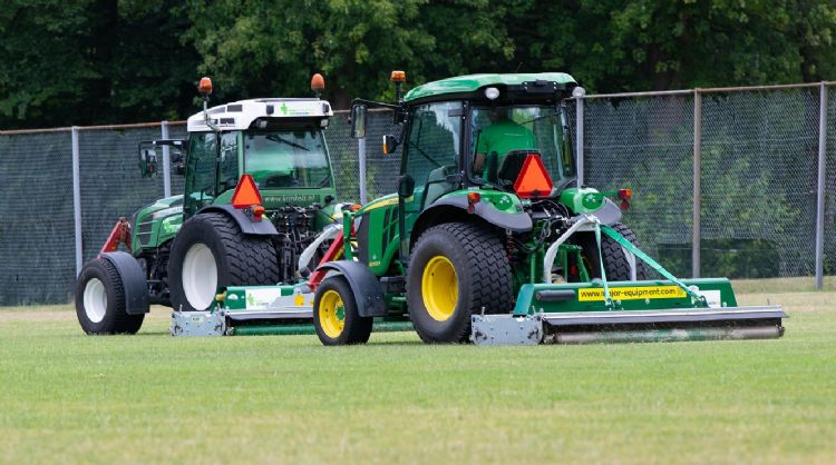 Deze 240 cm brede Major heeft één maaiunit. Deze 240 cm brede Major heeft één maaiunit.
