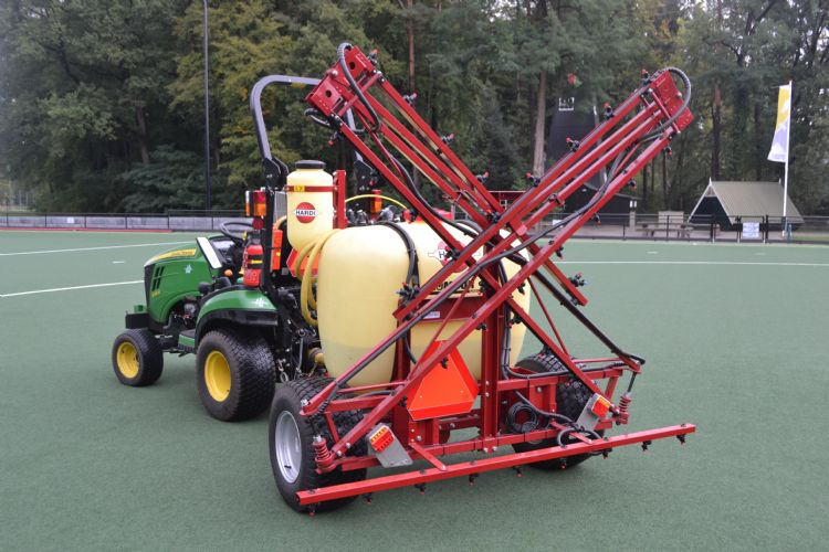 De spuitboom is inklapbaar. De spuitboom is inklapbaar.