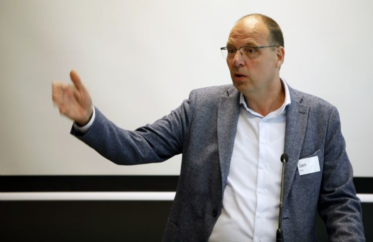 Jan Vrij wil de toenemende juridisering bij de uitvoering van onderhoud een halt toeroepen. Jan Vrij wil de toenemende juridisering bij de uitvoering van onderhoud een halt toeroepen.