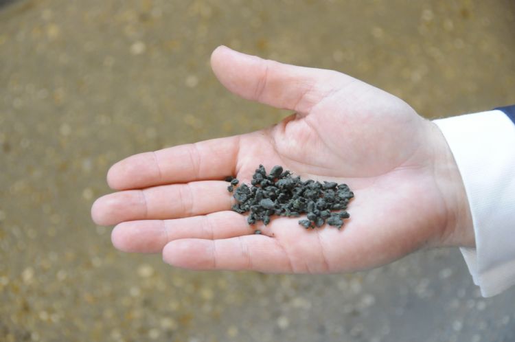 Agglomeraat uit kunstgras: een van de belangrijke eindproducten van de nieuwe fabriek Agglomeraat uit kunstgras: een van de belangrijke eindproducten van de nieuwe fabriek