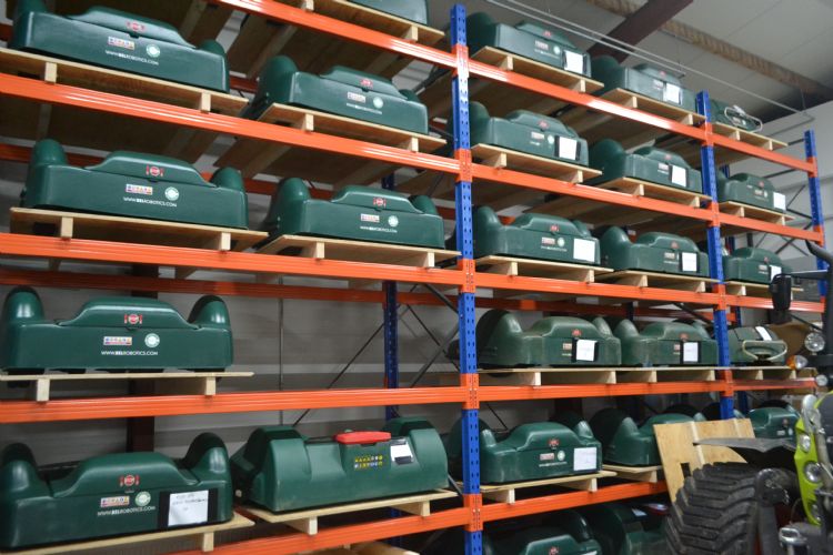 Ataro heeft meer dan dertig Belrobotics-robotmaaiers staan. Ataro heeft meer dan dertig Belrobotics-robotmaaiers staan.