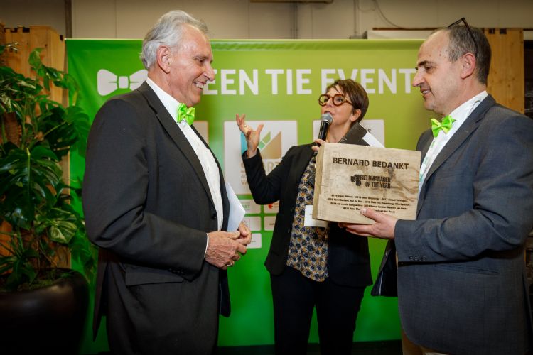 Juryvoorzitter Bernard van den Bosch wordt bedankt voor zijn bewezen diensten. Juryvoorzitter Bernard van den Bosch wordt bedankt voor zijn bewezen diensten.