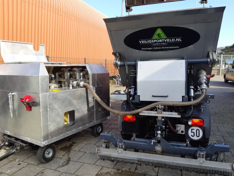 Het vervuilde water wordt met een mobiele unit gefilterd. Het vervuilde water wordt met een mobiele unit gefilterd.