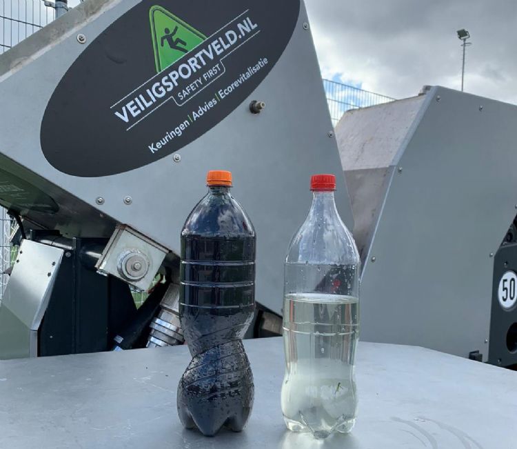 Het verschil tussen vervuild en gefilterd water bij een veld met SBR. NB: deze foto is niet gemaakt bij vv Schoten. Het verschil tussen vervuild en gefilterd water bij een veld met SBR. NB: deze foto is niet gemaakt bij vv Schoten.