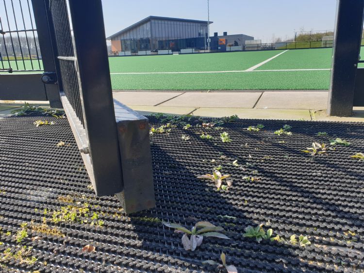Door de wapening in de kunststof slagplanken kunnen ze niet kromtrekken. Door de wapening in de kunststof slagplanken kunnen ze niet kromtrekken.