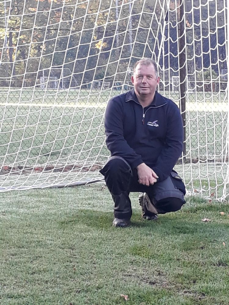 Addy Snoeren had er altijd al een hekel aan om de velden jaarlijks standaard te spuiten tegen onkruiden. Addy Snoeren had er altijd al een hekel aan om de velden jaarlijks standaard te spuiten tegen onkruiden.