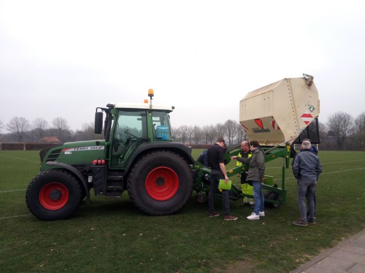 De Amazone-verticuteermachine, die een belangrijke basis vormt voor de zogenaamde 'Schijndelse methode' (foto: Margot Veenenbos). De Amazone-verticuteermachine, die een belangrijke basis vormt voor de zogenaamde 'Schijndelse methode' (foto: Margot Veenenbos).