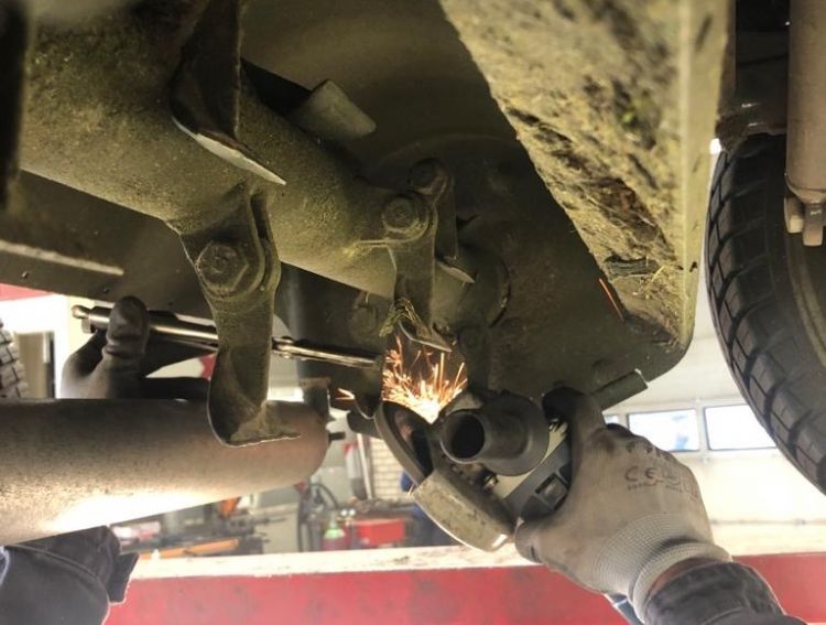 Met de griptang slijpen van de klepels van Roberine F5 zelfrijdende klepelmaaier. Klik om te vergroten. Met de griptang slijpen van de klepels van Roberine F5 zelfrijdende klepelmaaier. Klik om te vergroten.