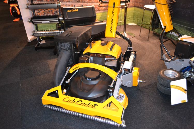 De Infinicut SM34 is de nieuwe cirkelmaaier van Cub Cadet. De Infinicut SM34 is de nieuwe cirkelmaaier van Cub Cadet.