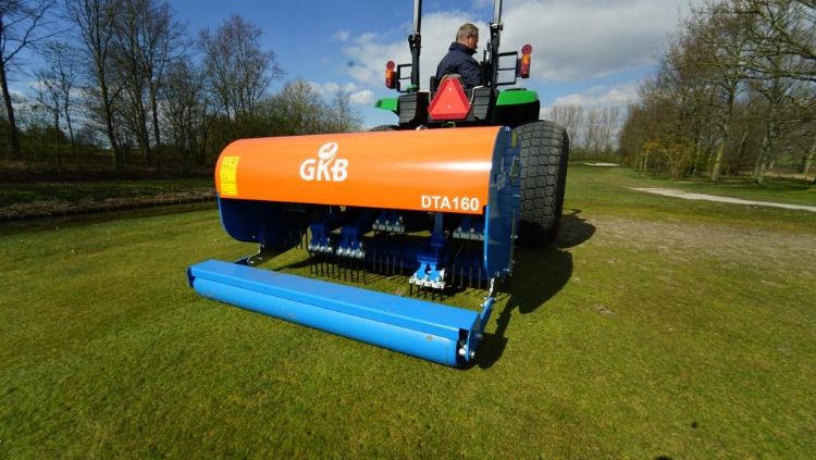 De kleine uitvoeringen hebben een werkdiepte van 25-30 cm, de grote komt tot 40 cm diep. De kleine uitvoeringen hebben een werkdiepte van 25-30 cm, de grote komt tot 40 cm diep.