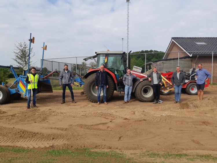 Bij de aanbesteding werden alleen lokale aannemers uitgenodigd. Pekkeriet kreeg de opdracht. Bij de aanbesteding werden alleen lokale aannemers uitgenodigd. Pekkeriet kreeg de opdracht.