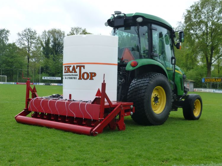 Ekatop heeft een machine ontwikkeld die ook op terreinen met hoogteverschil uit de voeten kan. Ekatop heeft een machine ontwikkeld die ook op terreinen met hoogteverschil uit de voeten kan.