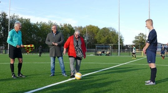 Wethouder Lea van der Tuin tijdens de aftrap van de jeugdwedstrijd DVC JO17-3  tegen Engelbert JO17-1. Foto: gemeente Appingedam