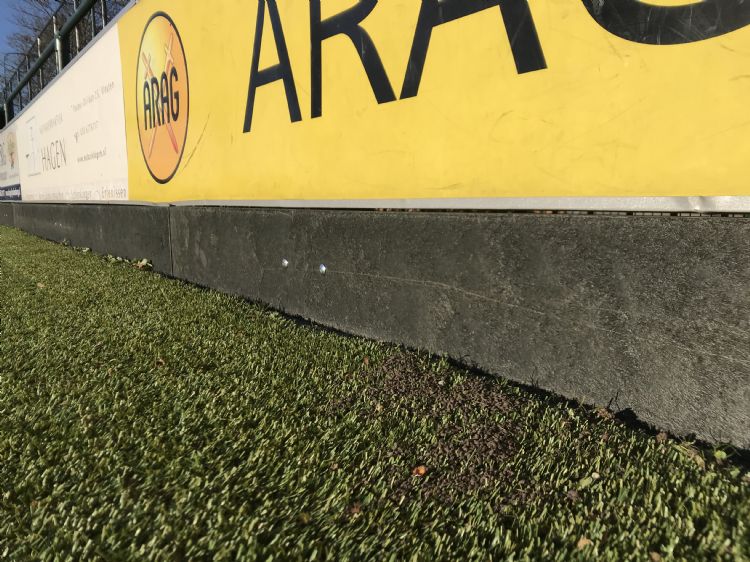 Kantplanken voor vijf kunstgrasvelden bevatten het PE-garen uit anderhalf afgedankt kunstgrasveld.