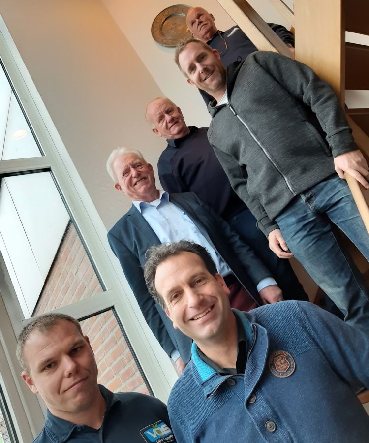 Helemaal vooraan Kees jr. (links), Ronnie (rechts). In het midden v.l.n.r.: Co, Joop, Jeroen. Bovenaan: Kees sr.