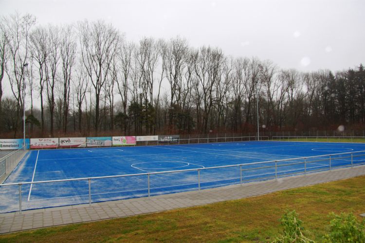Het blauwe korfbalveld van korfbalvereniging Emmeloord