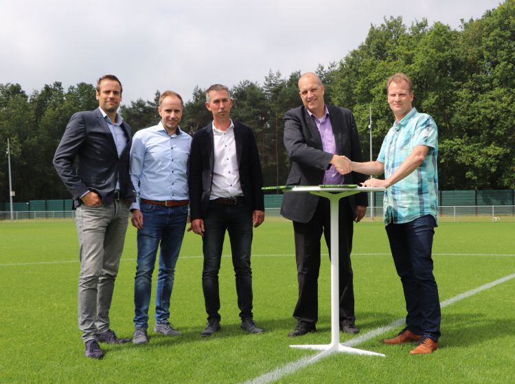 Op de foto van links naar rechts: Mark Jansen (senior salesmanager Vitesse), Luc Gerritsen (manager facilitaire zaken Vitesse), Arthur Berends en Frans Reulink van de Enk Groen & Golf en Pascal van Wijk (algemeen directeur Vitesse).