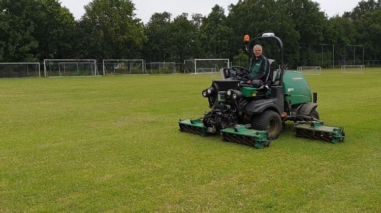 Berry van der Holst op de maaier.