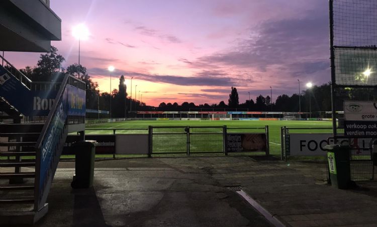 Een van de kunstgrasvelden van RODA '23 met ledsportveldverlichting