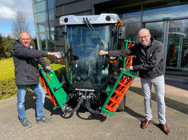 Met een passende “handdruk” bij Pols in Zuidland is de samenwerking officieel gemaakt. Foto: Pols