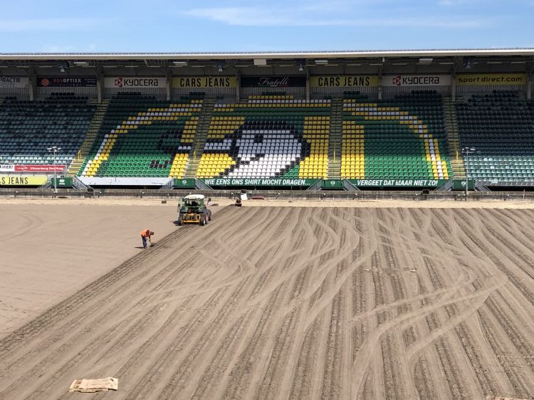 Een archieffoto van de aanleg van het natuurgras uit 2020. Daarvoor speelde ADO op kunstgras.