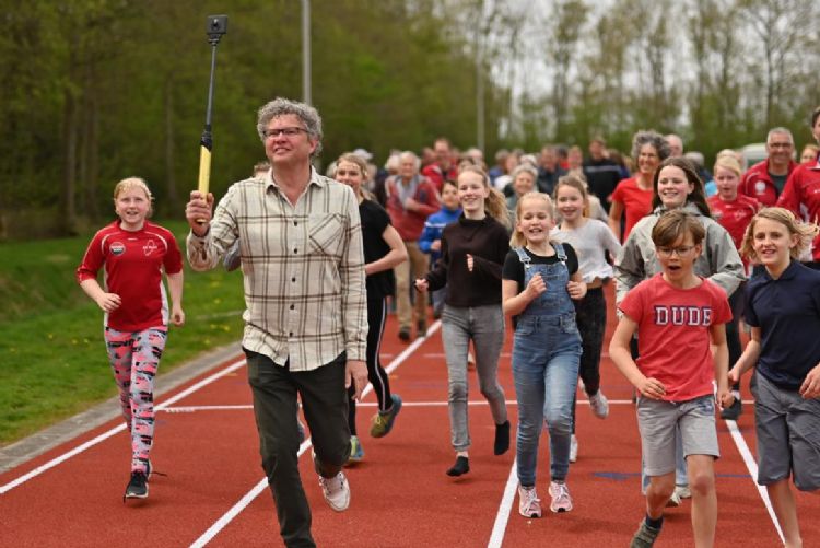 De baan werd geopend met een estafette.