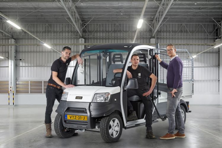Jasper van Koolbergen (technisch product specialist), Sjors van Rooijen (monteur) en Martin Uittenbosch (product manager) bij de nieuwe Club Car Urban. Verkoopadviseur Jesse Kool ontbreekt op deze foto.