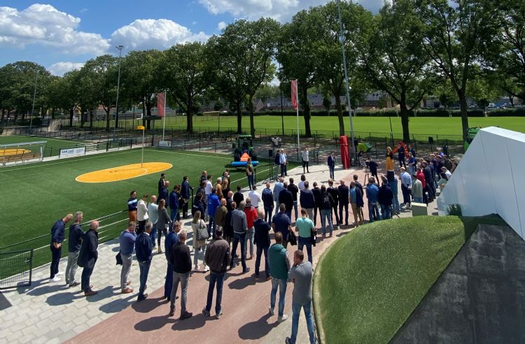 De opening van het collectorveld op 5 juli door de Eindhovense wethouders Rik Thijs (links met microfoon) en Maes van Lanschot