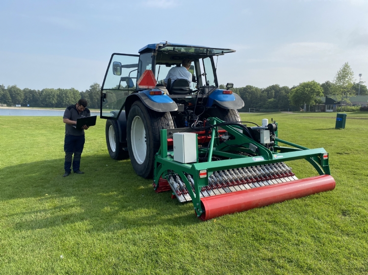De Weedaway tijdens een test op de Wierdense sportvelden