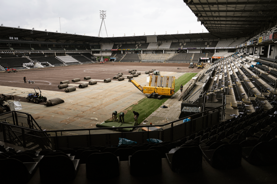 Vervanging van het kunstgras bij Heracles Almelo (Foto: Heracles Almelo)