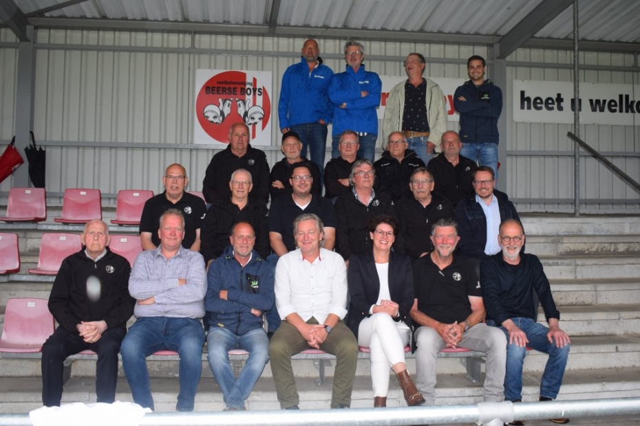 De klusploeg en voorzitter van Beerse Boys samen met wethouder Corine van Overdijk, gemeentemedewerkers, adviseur Newae en aannemerscombinatie Van Wijlen-Vogels, incl. WSD-medewerkers. (Foto: gemeente Oirschot)