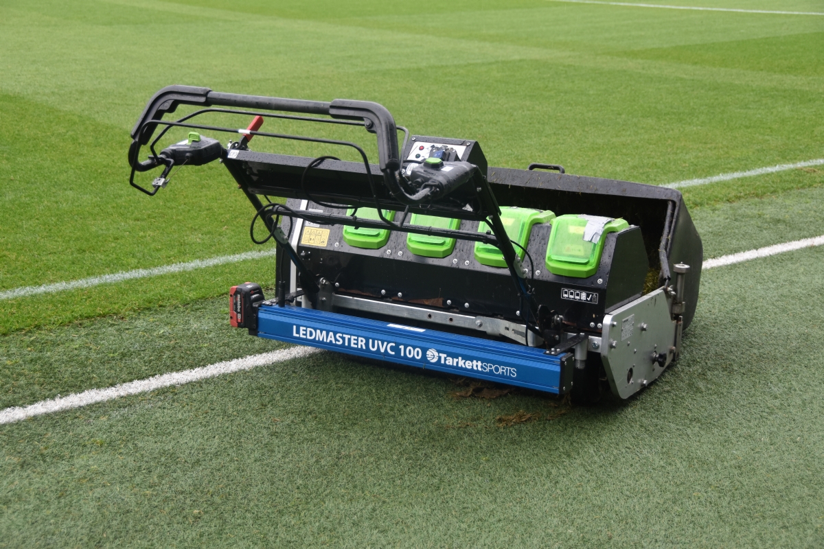 Monochromatisch UV-C-ledlicht doodt sportgrasverziekende kiemen
