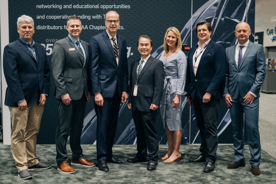 Benjamin Houssa (VP Robotics ECHO Inc), Edric Funk (Group VP The Toro Company), Rick Olson (CEO The Toro Company), Takeshi Tara (CEO Yamabiko Europe), Amy Dahl (VP International, The Toro Company), Diederick Geerinckx (Sales Director Yamabiko Europe), Rasto Nichta (Director EMEA, The Toro Company).