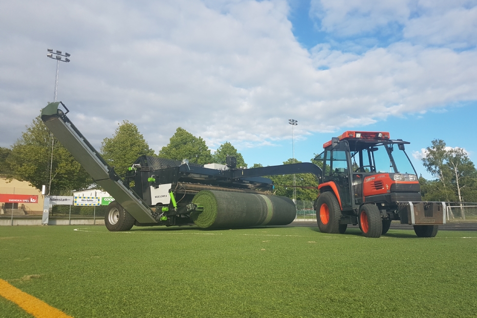 Archieffoto 2017: Afhalen van een kunstgrasmat door Silica Nova 